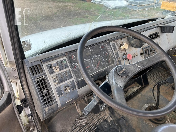 2004-freightliner-fl70-image-15