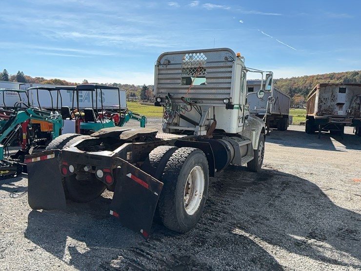 2014-peterbilt-330-image-3