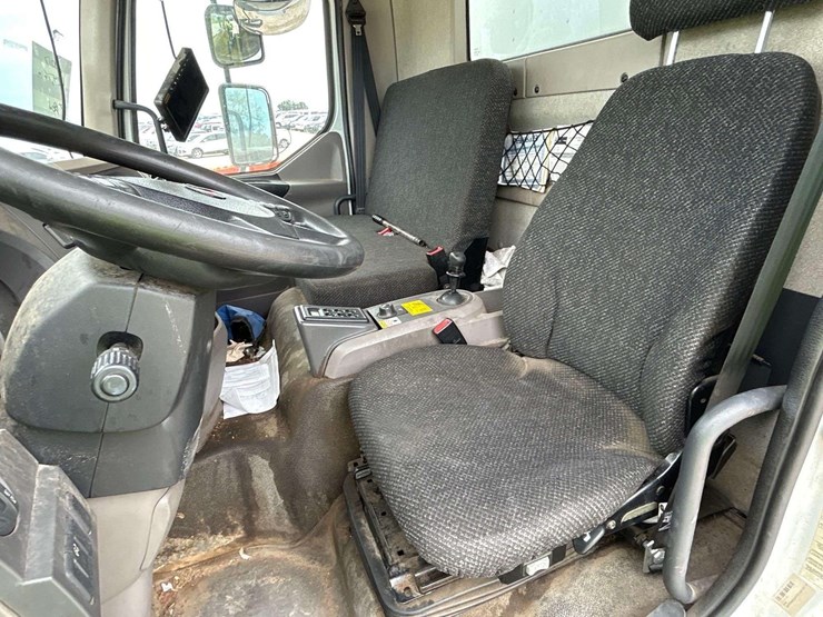 2017-peterbilt-220-image-19