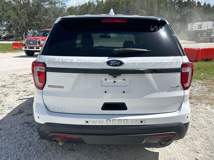 2016-ford-explorer-image-24