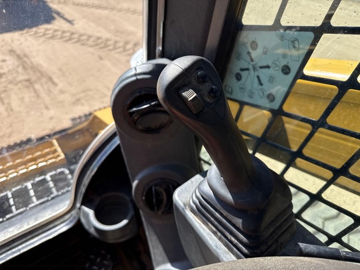 2022-caterpillar-299d3-image-33