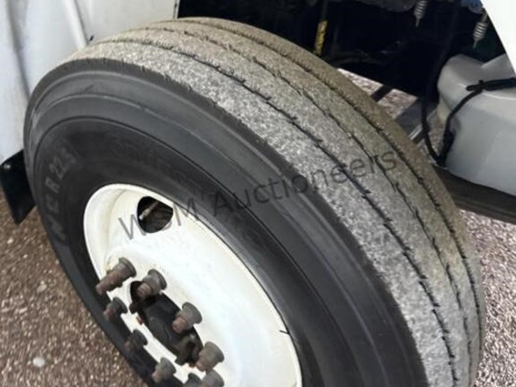 2012-freightliner-m2-106-image-14