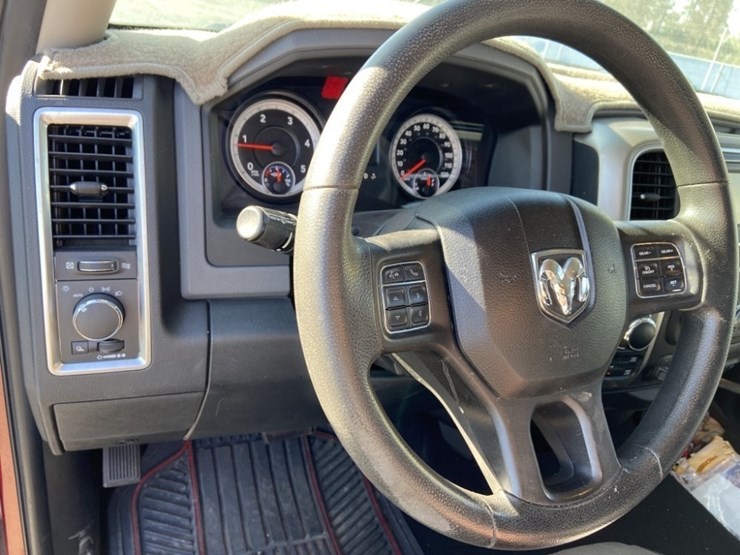 2015-dodge-ram-crew-cab-4wd-pickup-image-18