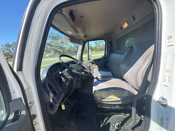 2020-freightliner-m2-26'-box-truck-image-16