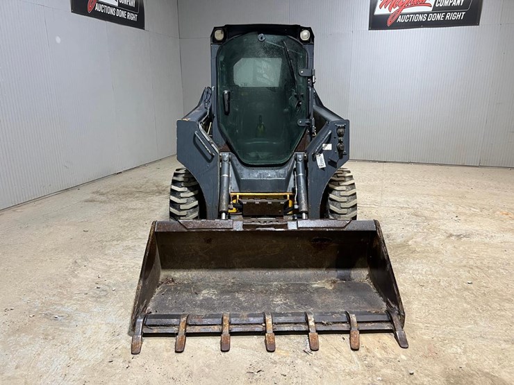 2025-deere-318e-image-8