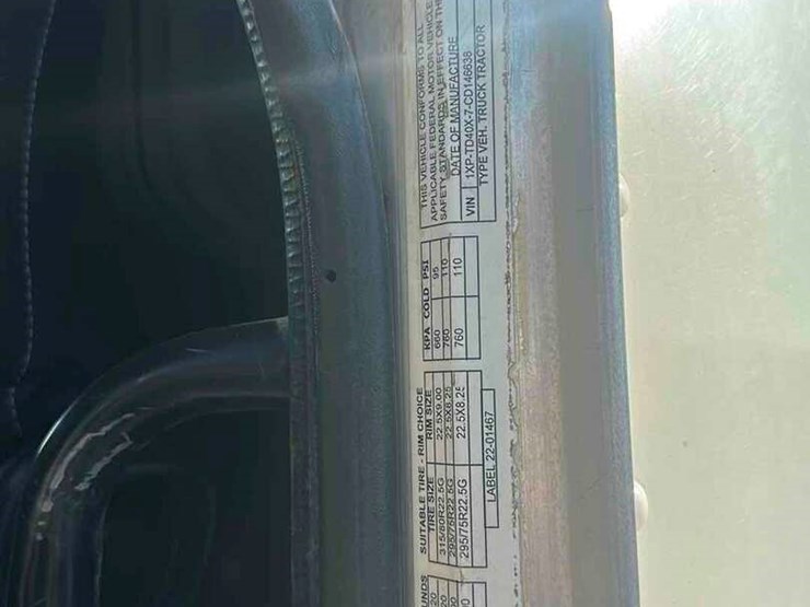 2012-peterbilt-367-image-8