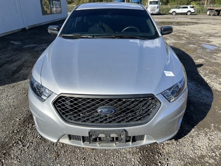 2017-ford-taurus-sedan-image-8