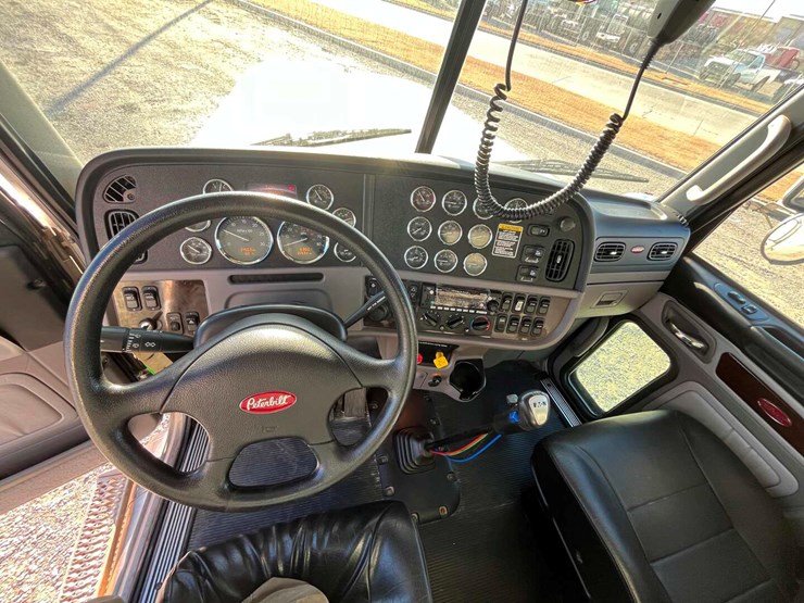 2017-peterbilt-389-image-11
