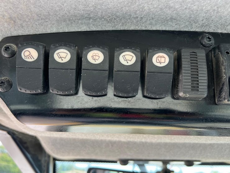 2021-caterpillar-d4-image-38