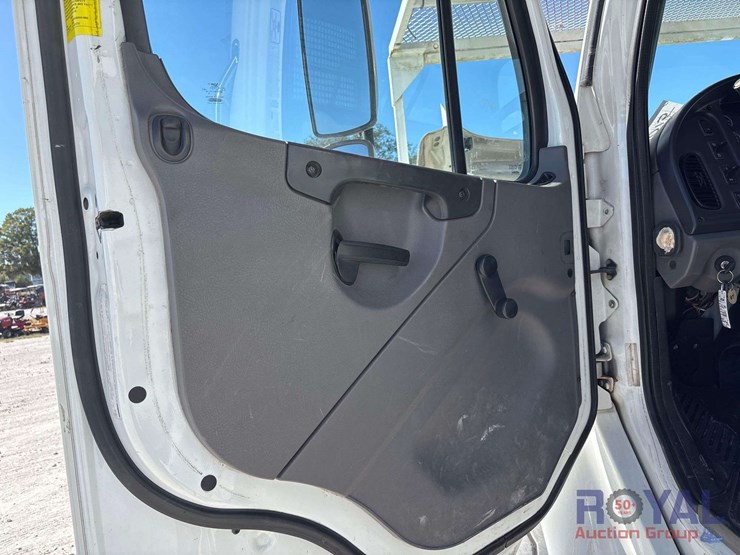 2016-freightliner-m2-106-4x4-altec-bucket-truck-image-55