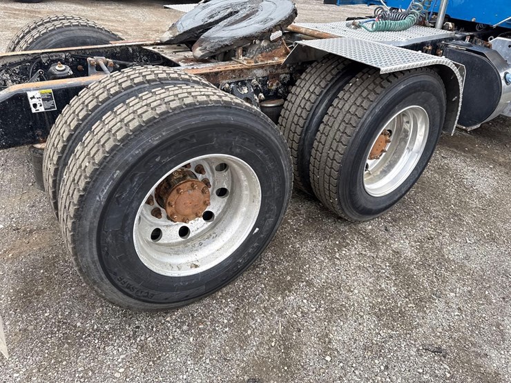 2018-peterbilt-567-image-15