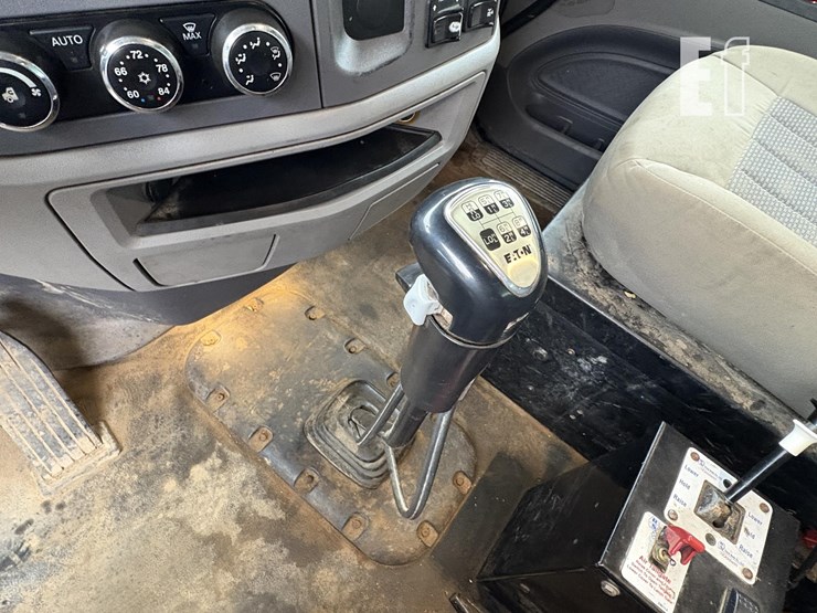 2015-peterbilt-567-image-33