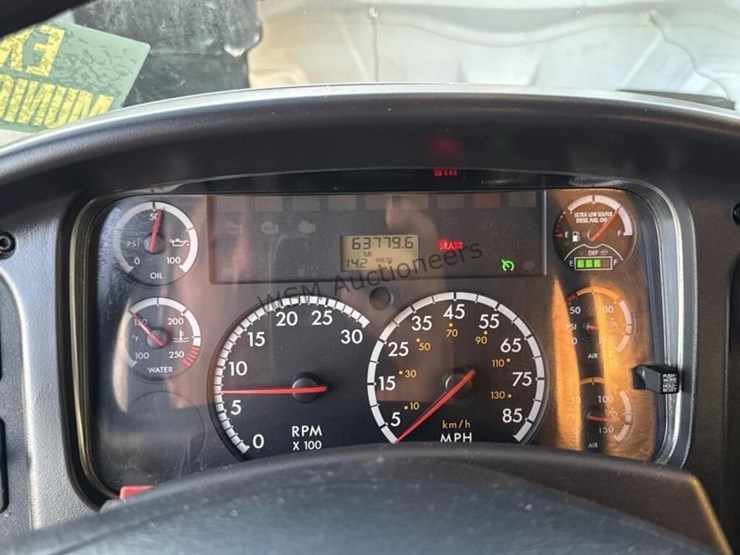 2012-freightliner-m2-106-image-47