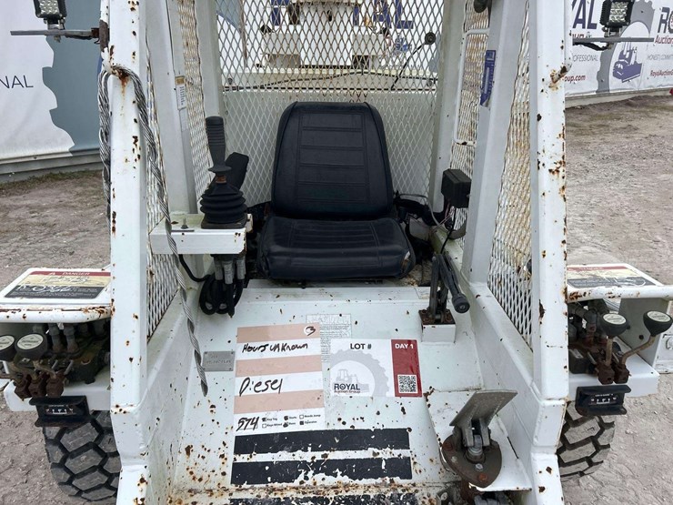 woodchuck-altec-at37g-37ft-insulated-rover-bucket-lift-image-14