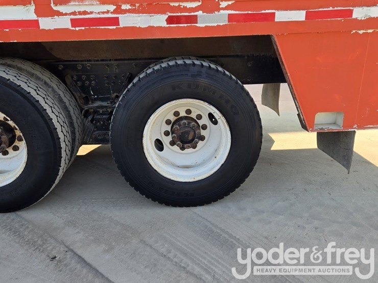 2009-international-7300-image-11