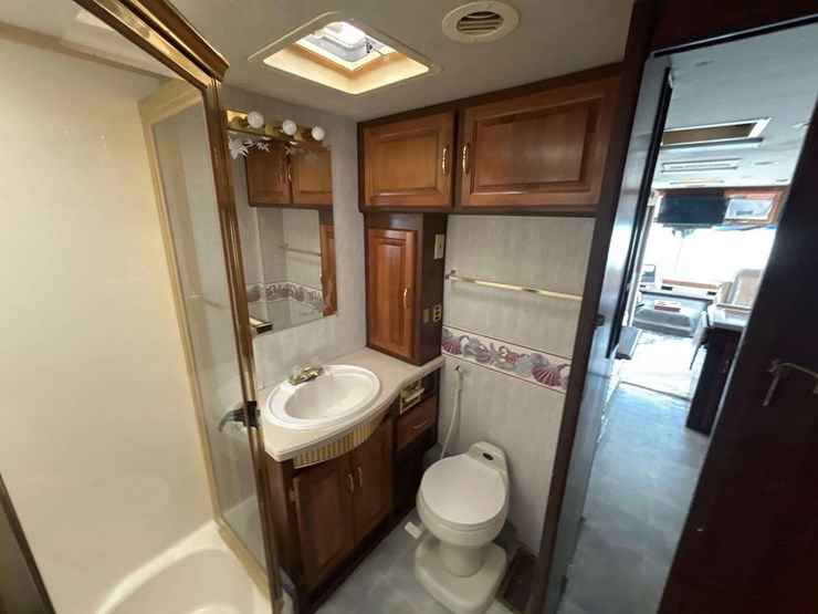 1998-national-rv-tropi-cal-t/a-35ft-class-a-motorhome-image-19