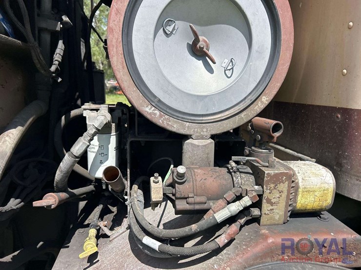 2015-peterbilt-320-image-21