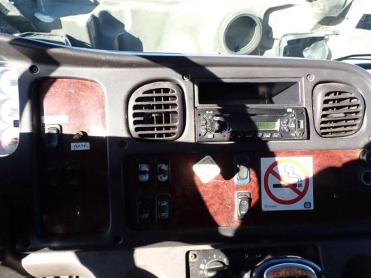 2014-freightliner-business-class-m2-106-image-19