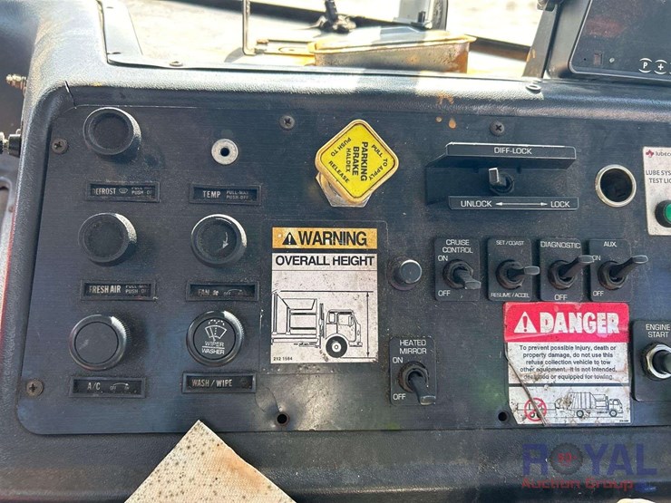 heil-28yd-side-loader-garbage-truck-image-11