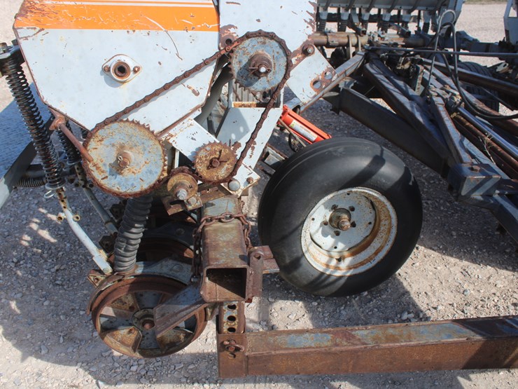 #2013-•-26-ft-crustbuster-grass-drill-image-12