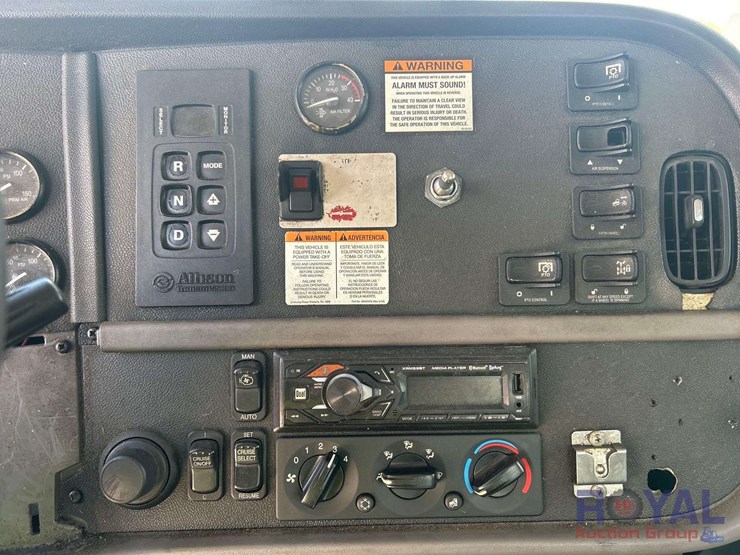 2014-peterbilt-384-image-25