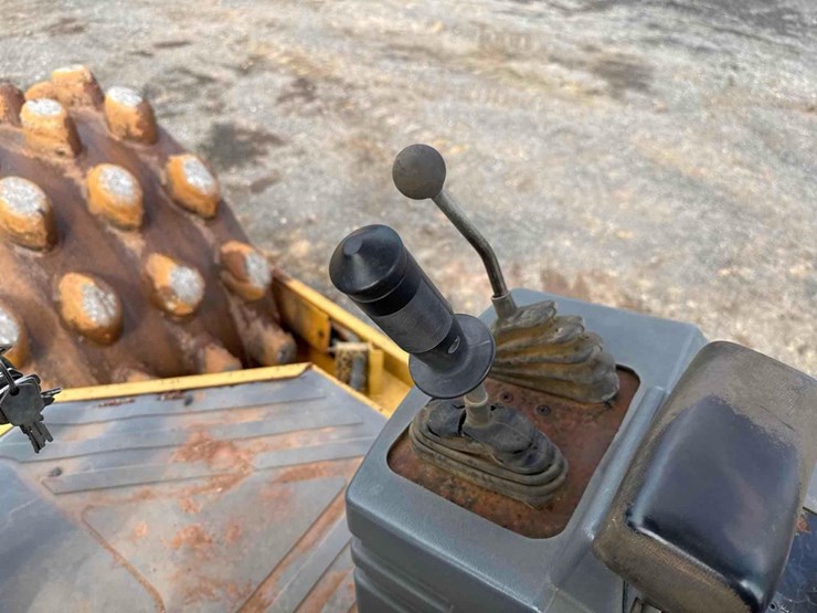 2001-caterpillar-cp-563d-image-22