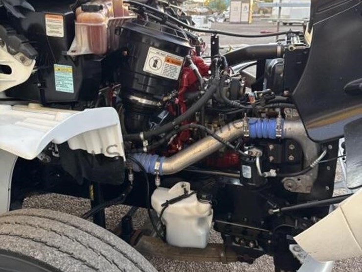 2012-freightliner-m2-106-image-37