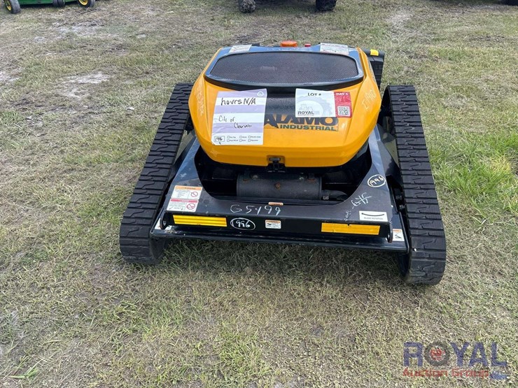2022-mcconnel-traxx-rc28-43in.-remote-controlled-slope-mower-image-12