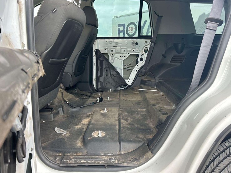 2015-chevrolet-tahoe-image-18