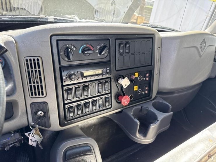 2013-international-7400-image-30