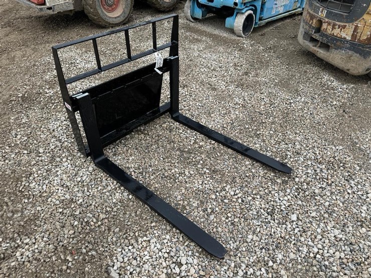 kivel--42"-skid-steer-pallet-forks-image-3