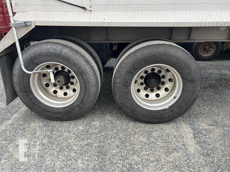 2002-vantage-39-ft-image-12