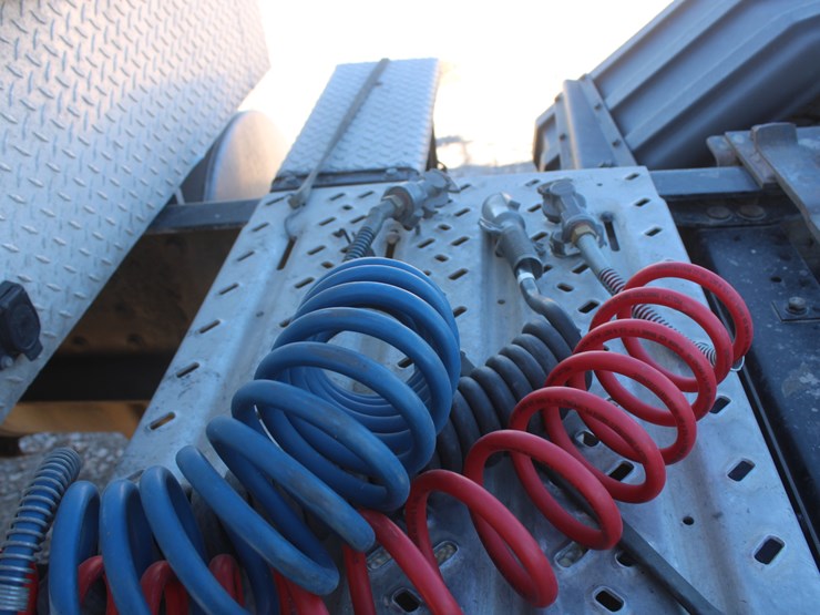 #2045-•-#2045--2013-mack-chu613-semi-tractor-image-23