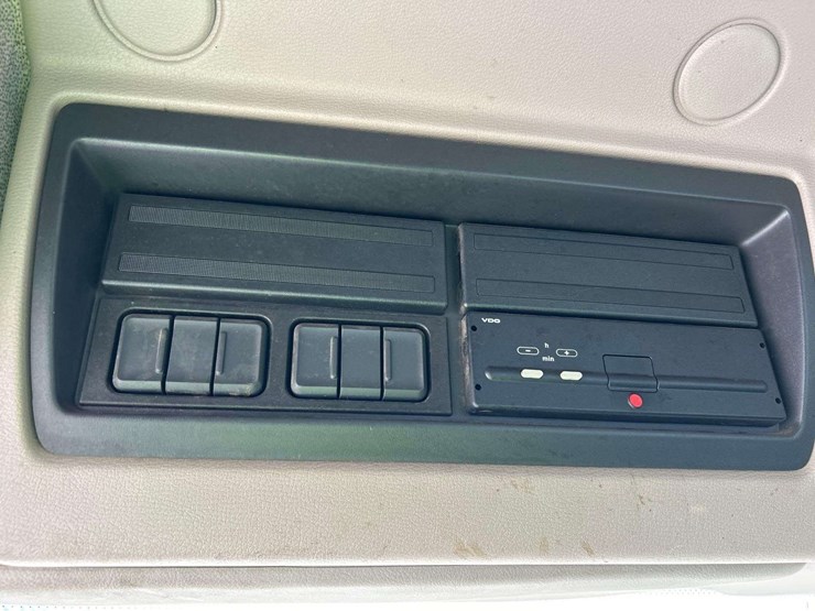 2017-peterbilt-220-image-28