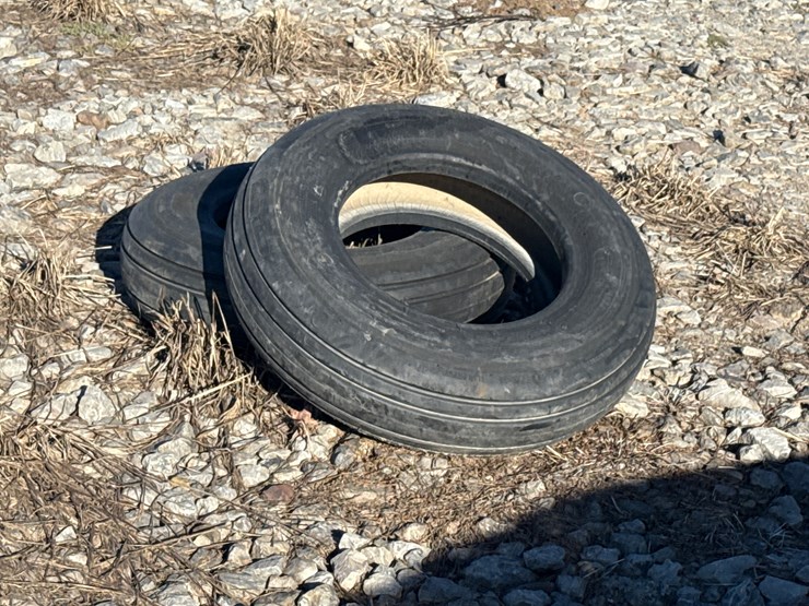 #2801-•-lot-of-(2)-28x7.7-tires-inv#-2801-image-2