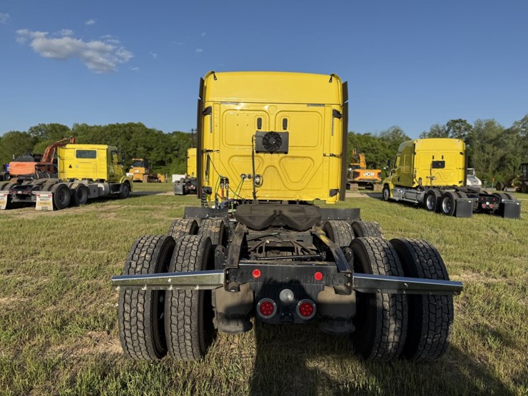 #2881-•-2018-freightliner-ca125slp-mid-roof-sleeper-truck-image-5