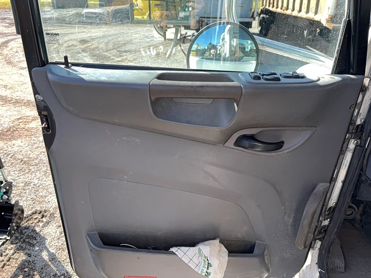 2014-peterbilt-330-image-13