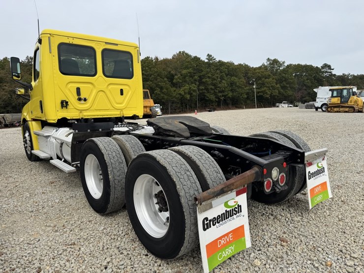 2018-freightliner-cascadia-126-image-7