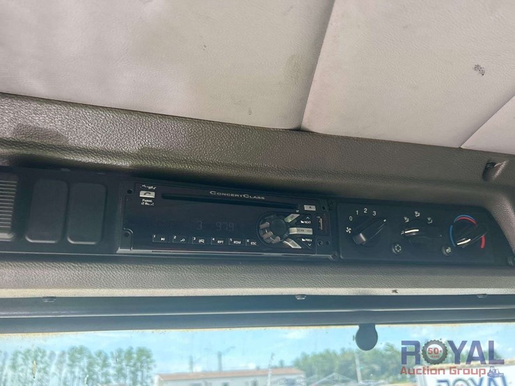 2015-peterbilt-320-image-25