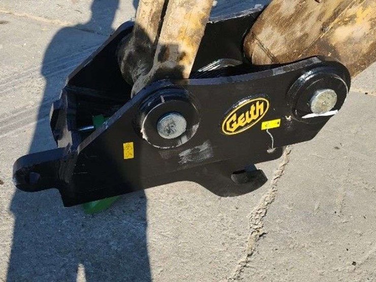 2019-caterpillar-325f-image-35