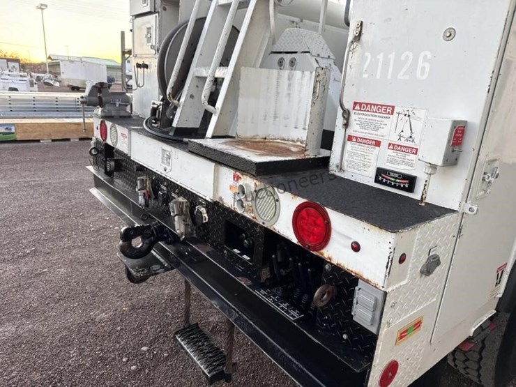 2012-freightliner-m2-106-image-17