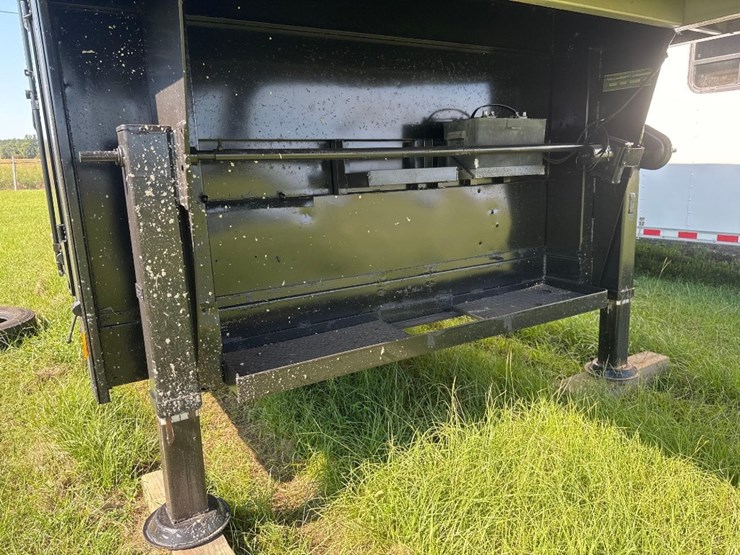 2001-wells-cargo-8'-x-32'-toy-hauler-dbl-axle-trl-image-8