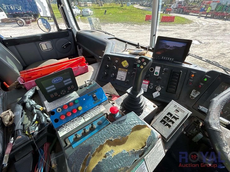 heil-28yd-side-loader-garbage-truck-image-10