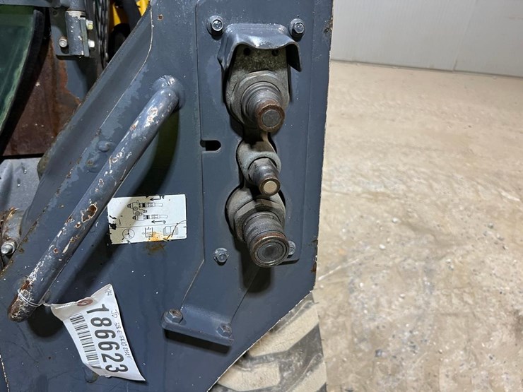 2025-deere-318e-image-12