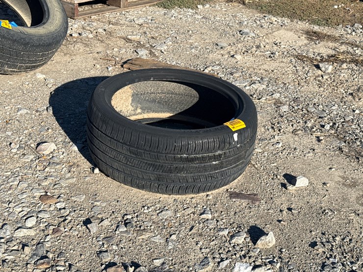 #2807-•-(1)-235/40r19-tire-inv#-2807-image-2