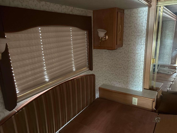 1999-southwind-fleetwood-34n-34ft-class-a-motorhome-image-17