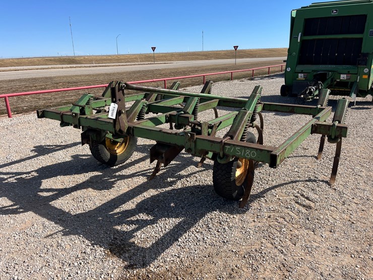 #t15180-•-john-deere-chisel-plow-image-1