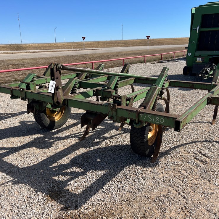 #T15180 • John Deere Chisel Plow