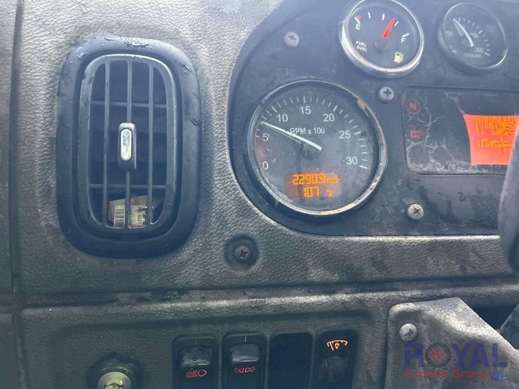 2016-peterbilt-320-image-13