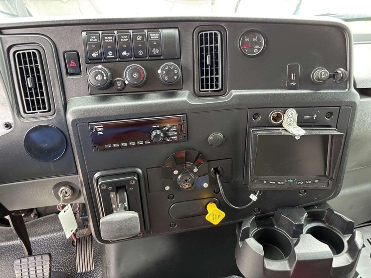 2020-international-mv607-16ft-morgan-dump-truck-image-36